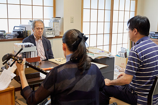 自宅で高弟に稽古をつける今藤政太郎氏。自身が学んできたことを弟子に伝えることで、師の教えと自分の考えが次の時代に受け継がれる。
