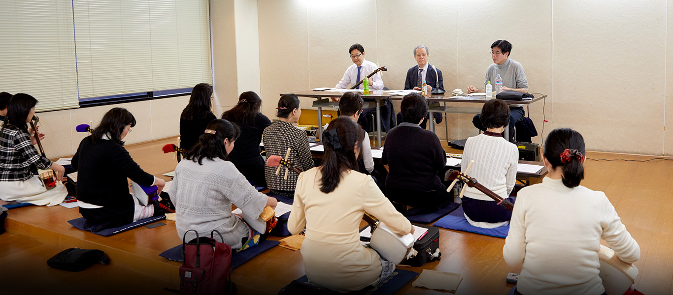 「第9回伝統長唄伝承の会」のためのリハ―サルの様子。演奏される機会の少ない作品を、若手に伝えることを目的とする会である。