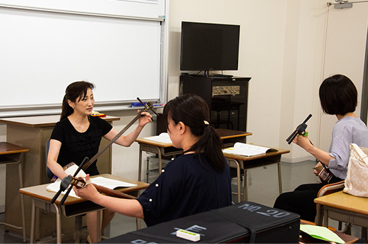 中学校の音楽科教師を対象にした和楽器講習会の様子。生徒に正しく指導できるよう、一流のプロが基本を教える。