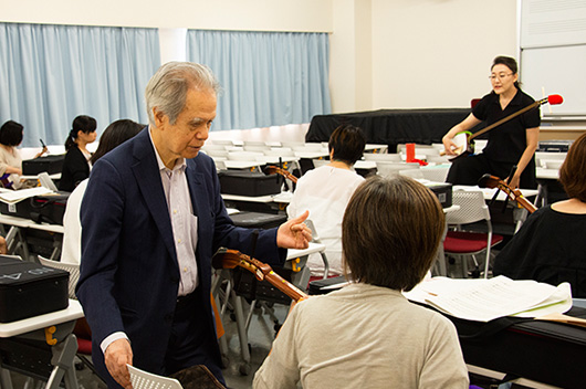 学校での邦楽の扱いは、教師の個性で大きな差がある。プロが関わることによって授業を充実させてもらうのが、講習会の狙いだ。