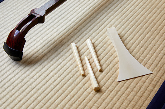 象牙製の三味線の撥と糸巻。象牙は、ワシントン条約によって輸出入が禁止され、今は禁止前に輸入された分でつくられている。