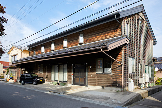 小松市高堂の錦山窯。九谷焼は基本的には分業制で、錦山窯は器面を装飾する上絵付を専門とする。