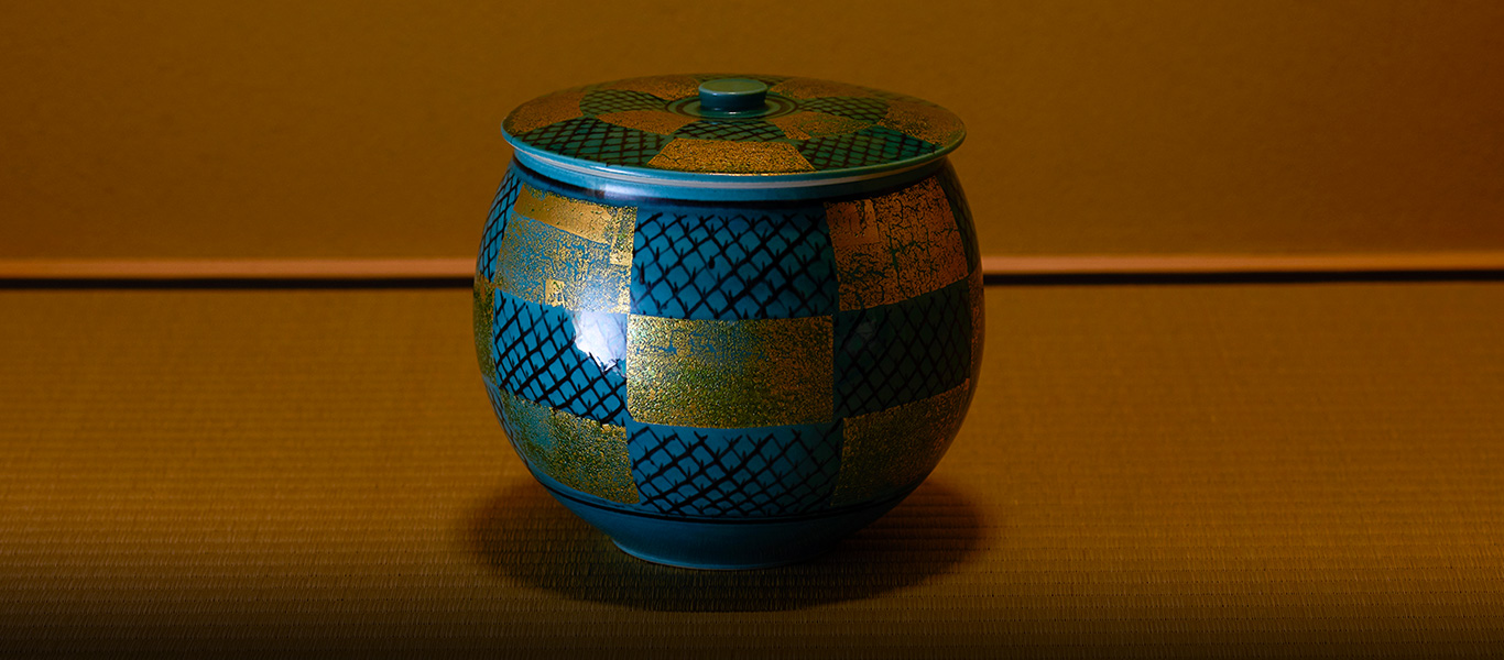 加藤土師萌作「釉裏金彩 飾壺」（𠮷田美統氏所蔵）　昭和30年代、金沢で金箔の上から釉薬をかける技法が考案され、加藤土師萌はそれを応用して釉裏金彩と名付けた。