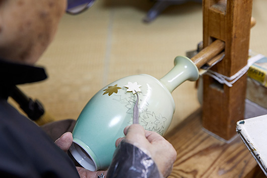 鋏で切った金箔を、ピンセットを使って貼る。鋏もピンセットも、細かい作業ができる医療用を使う。