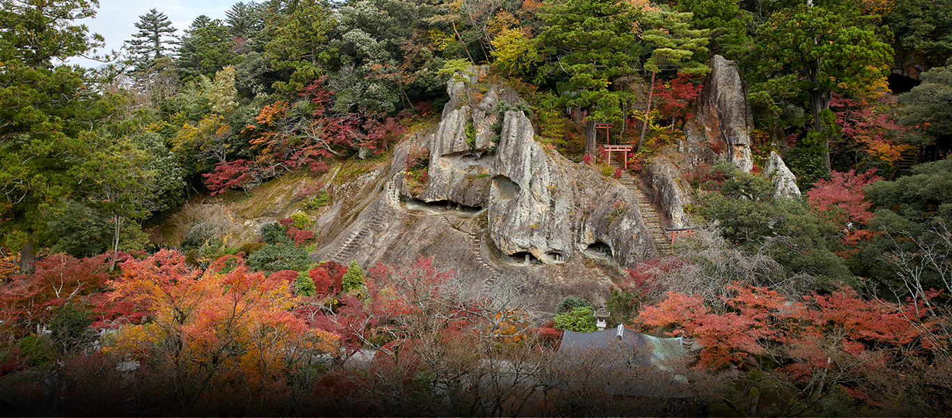 那谷寺の境内には海底噴火の跡である奇岩がそそり立つ。「奇岩遊仙境」と呼ばれ、国名勝に指定されるその景観は、紅葉に彩られる秋がことに美しい。
