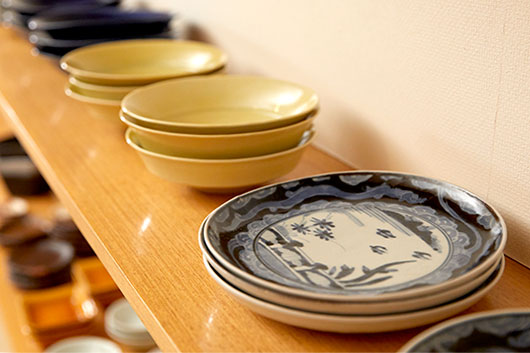 シンプルな見せる収納で、器を装飾のかわりとする。その一つをつくった作家が、「私の父がつくったもの」と指したのは、実家の店で使っていたものだった。