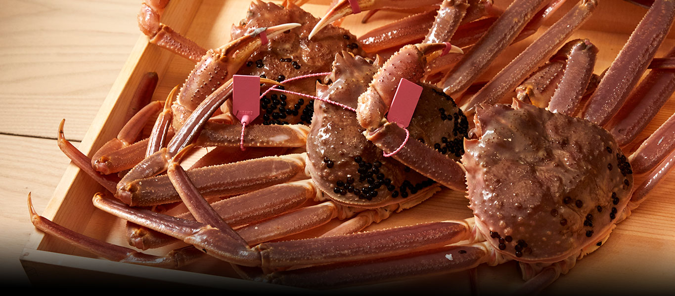 全国の生産者やプロの目利きから、選び抜かれた食材が送られてくる。取材中は獲れたての鳥取産松葉蟹が下茹でされていた。