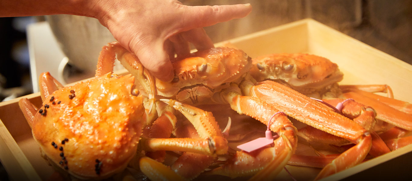 全国の生産者やプロの目利きから、選び抜かれた食材が送られてくる。取材中は獲れたての鳥取産松葉蟹が下茹でされていた。