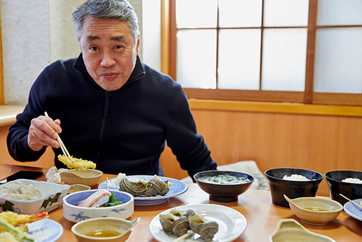 徳島に友人を連れてくると足を運ぶ料理店で。自分の店以外で飲食するときにはいつも「自分ならどうするか」を考えている。（撮影協力　びんびや）