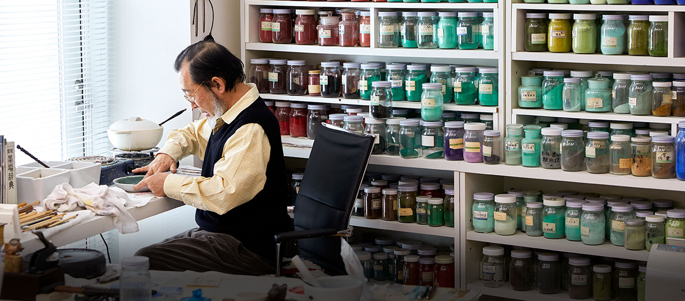 アトリエには数百の岩絵具のボトルが並ぶ。日本で販売されている岩絵具の種類は、合成のものを含めれば三千以上ともいう。