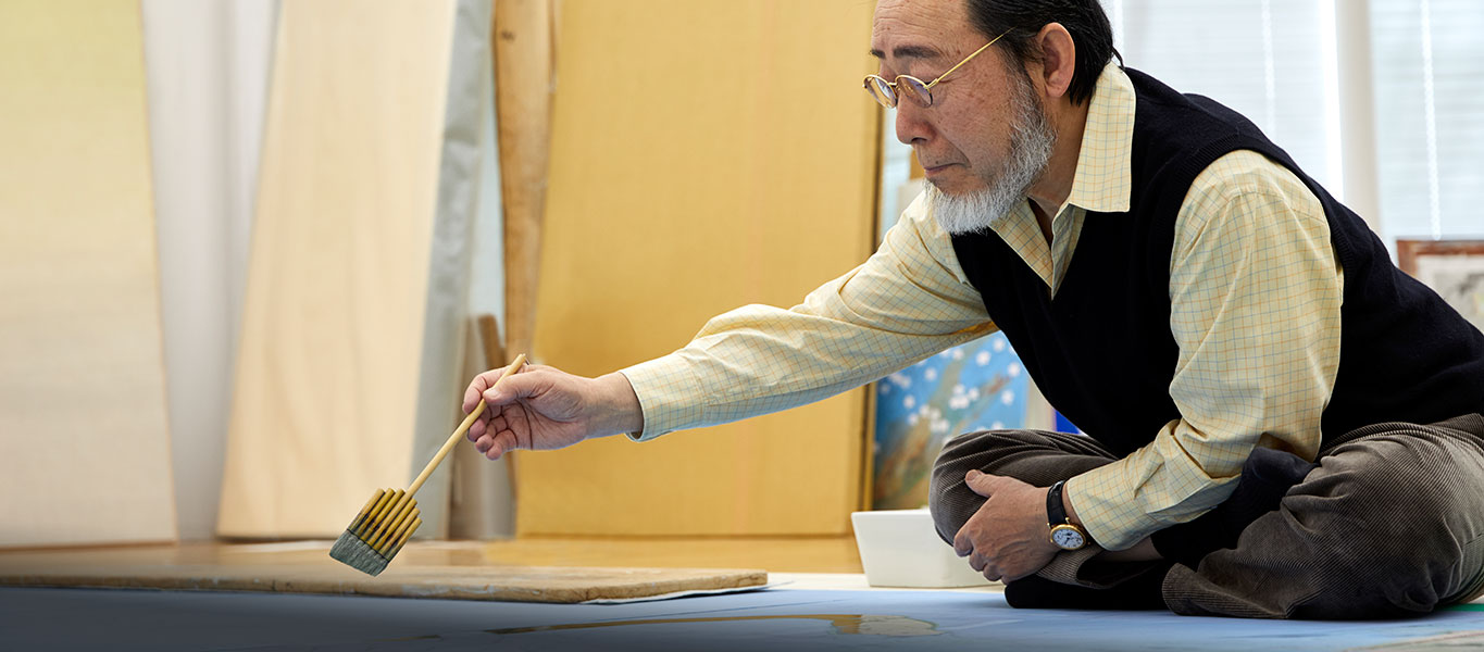 ある企業から依頼された桜の大作を制作中。中島千波氏の花の絵画は、個人のコレクターにも人気が高い。
      