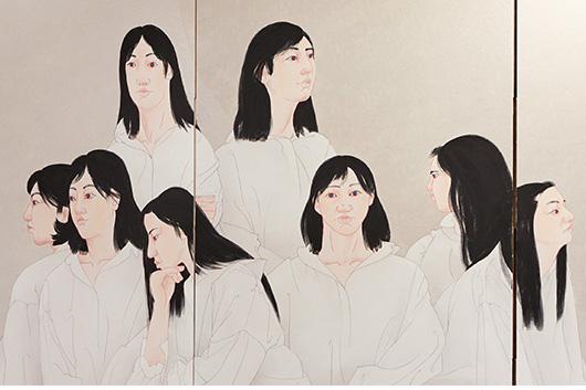 描かれた女性たちが同じ髪型、同じ服装であるのは、風俗に寄らず、人間の本質を見つめようとする意図による。
    