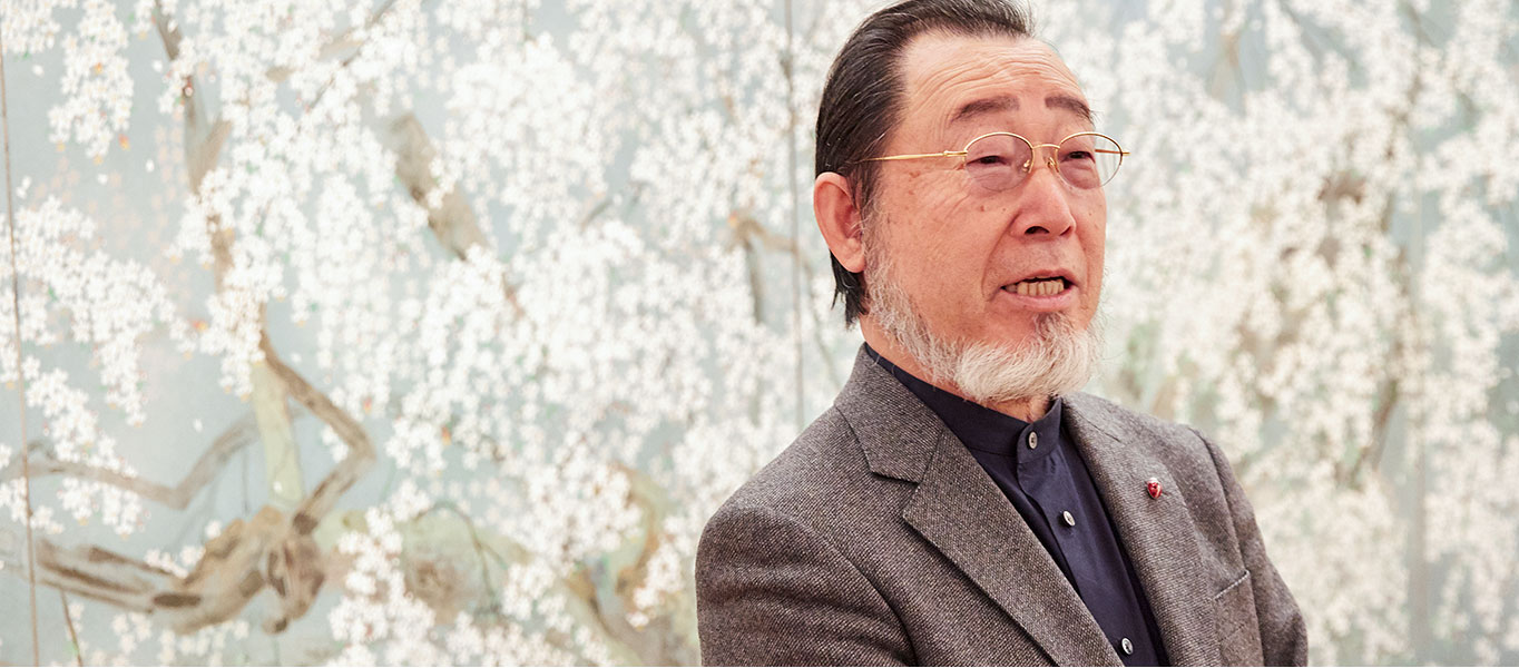 主幹が朽ち折れても大きく枝を横に伸ばす、老いた桜の幹。「僕にとっては花よりも幹が大事」と中島千波氏は言う。
        その幹をひとりの人物として見つめる彼の目は、幹の中に生きている人々の記憶をも見つめている。（後編へ続く）