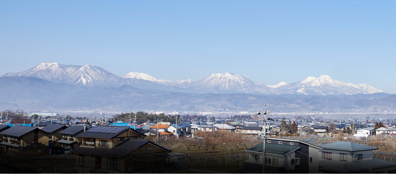早春の小布施町。北信五岳と呼ばれる山々の眺望が美しい。撮影時は降雪が少なかったが、例年は真っ白に雪をかぶった山々が麓の春の訪れを見守る。