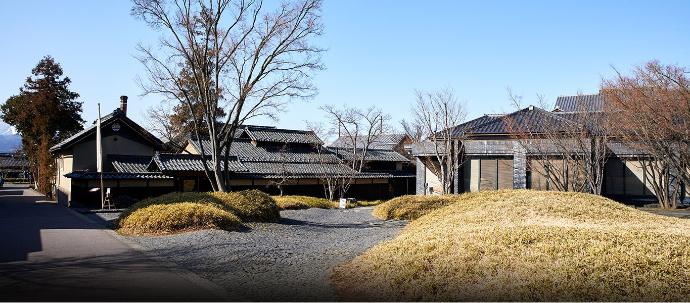 小布施町は1990年代より町の文化の歴史を活かし、観光開発に成功した。晩年に葛飾北斎が滞在したことから、北斎の町としても知られる。
