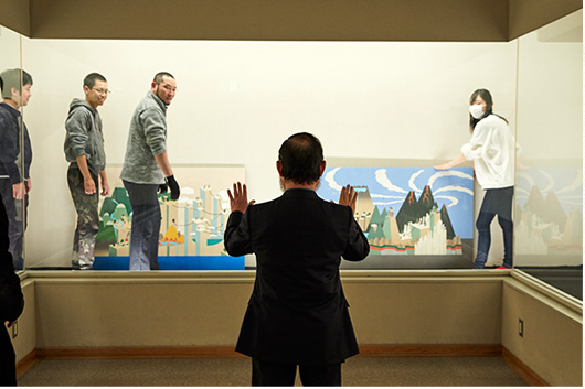 教え子たちの展覧会「ShinPA2020 NIPPON」の準備風景。15年継続してきた開催してきたシリーズ展の最終回で、21年以降は別の形での展覧会を予定。