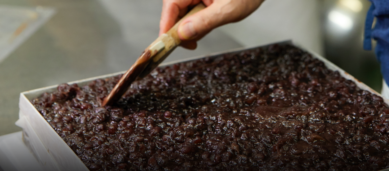 「松風」と重ねる粒餡。その間にチョコレートの老舗ヴァローナに注文したチョコレートを挟む.。