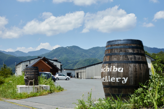 秩父市の山麓にある秩父蒸溜所。父の会社は羽生にあったが、祖父の以前は代々秩父で酒を造っていた。