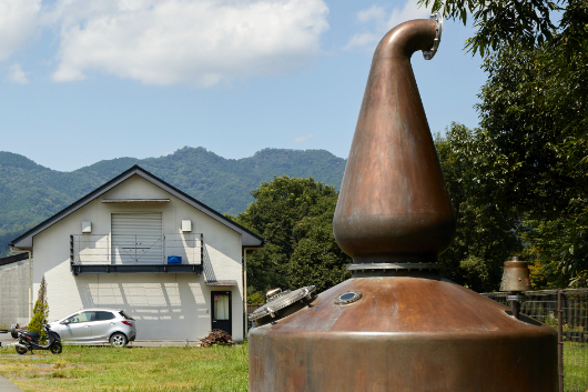 入り口に置かれている蒸留器は、父の会社で使用されていたもの。初期の「イチローズモルト」の原酒はこの蒸留器から生まれた。
