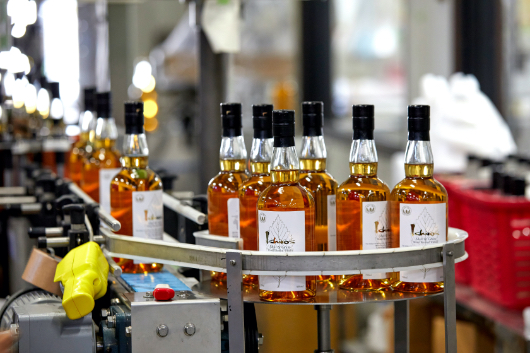 第一蒸留所の一日の生産量は純アルコール換算で140ℓほど。2019年に第二蒸留所ができ生産量は5倍になったが、入手困難の状態が続く。