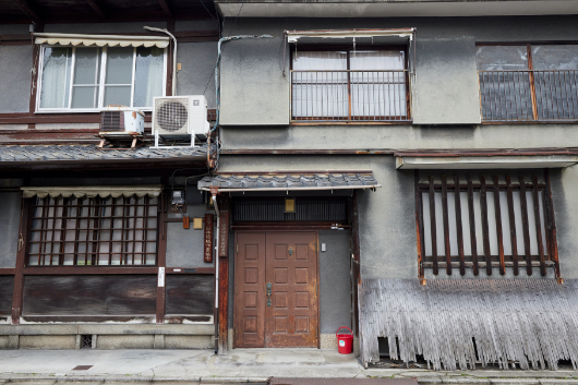 京都市中京区、二条城近くにある工房。「小房屋」を名のった初代からこの場所にあり、その影響で界隈には染色関係の職人が多くなったと伝えられる。
