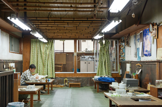 2階の色挿しの職人用の部屋。天井には友禅を乾かすための竹が棚状に並べられている。昭和の最盛期には約十人の職人が働いていた。