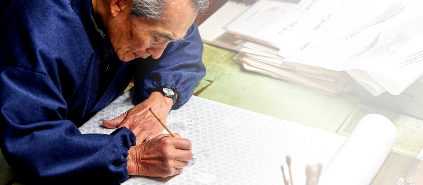 「華主」の二文字を明治の文豪、泉鏡花は「とくい」と読ませた。華を求める顧客に、美の主人公になってもらうため線の一つもおろそかにしなかった田畑家の人々。当代もまた、職人が
        魂をこめてつくった友禅染は日本の女性を最大限に美しくすると信じている。（後編へ続く）