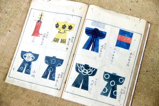 初代が手描きで残した資料。当時は二条城に出入りする武家や御所の公家の注文に応じていた。明治時代、二代は貧しくなった元公家から代金のかわりにその家に伝わる古い着物を与えられることもあった。