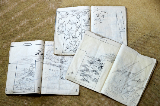 江戸時代に田畑家がスタイルブックとしてつくった冊子。当時の田畑家はオーダーメードのみで、顧客は絵のサンプルを見ながら自分の好きな色や柄を指定した。