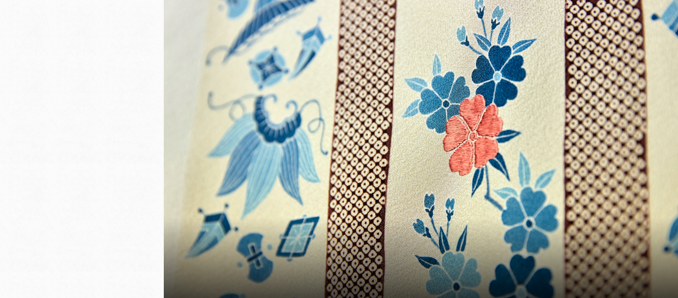 刷毛や筆で色を挿した後、さらに金彩や刺繍が施されることが多い。それらの工程も専門の職人が担当する。白い生地が友禅染の着物になるには早くても3カ月以上かかる。