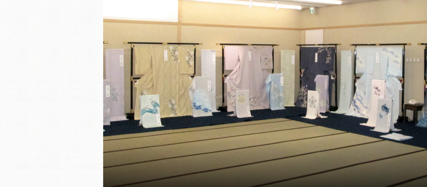 問屋での着物展示会の模様。完成した着物は、一般的には問屋を経由して各地の呉服店に並ぶ。（写真提供:千切屋株式会社）