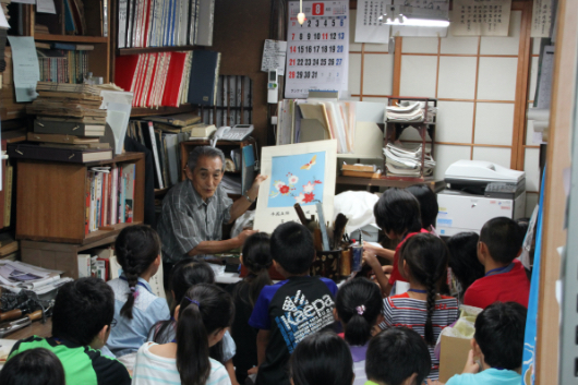 京都の子どもたちに地元の伝統工芸に触れてほしいと、不定期で体験学習に協力している。（写真提供:NPO明日の京都文化遺産プラットフォーム）