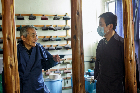 地染や暈し染、ろうけつ染を取り入れた「天目染」を得意とする市川完一さんとは、京都手描友禅協同組合の顧問、副理事長をつとめる間柄。「近場で大先輩から勉強させていただけるのは京都ならではですね」と市川さん。