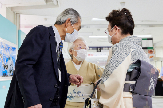 田畑氏が会長をつとめる日本伝統工芸士会の展覧会に、着物愛好者が田畑喜八作の着物と帯を身につけて訪れた。（東武百貨店 池袋本店「第6回 日本伝統工芸士会 秀作展」にて）