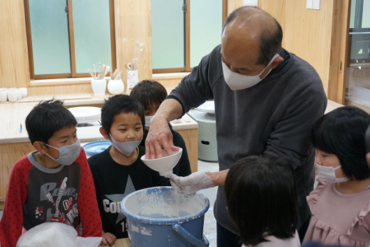 小さいうちから工芸に親しんでもらおうと、地域の小学生を工房に招待している。（写真提供:鳥取市立西郷小学校）