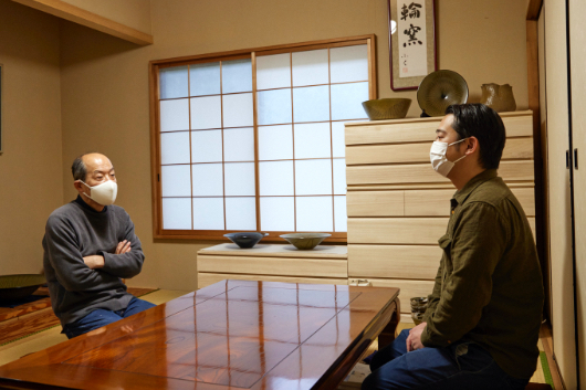 移住者第１号として「花輪窯」を開いた花井健太さんは、「大先輩の前田先生が身近におり、意見を聞くことができて心強い」と語る。
