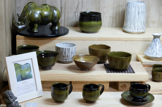 花井健太さんの作品。東京藝大で彫刻を学んだ後、福岡県で小石原焼の人間国宝、福島善三氏に師事した。独立にあたり福島氏から「工芸の郷」を紹介された。