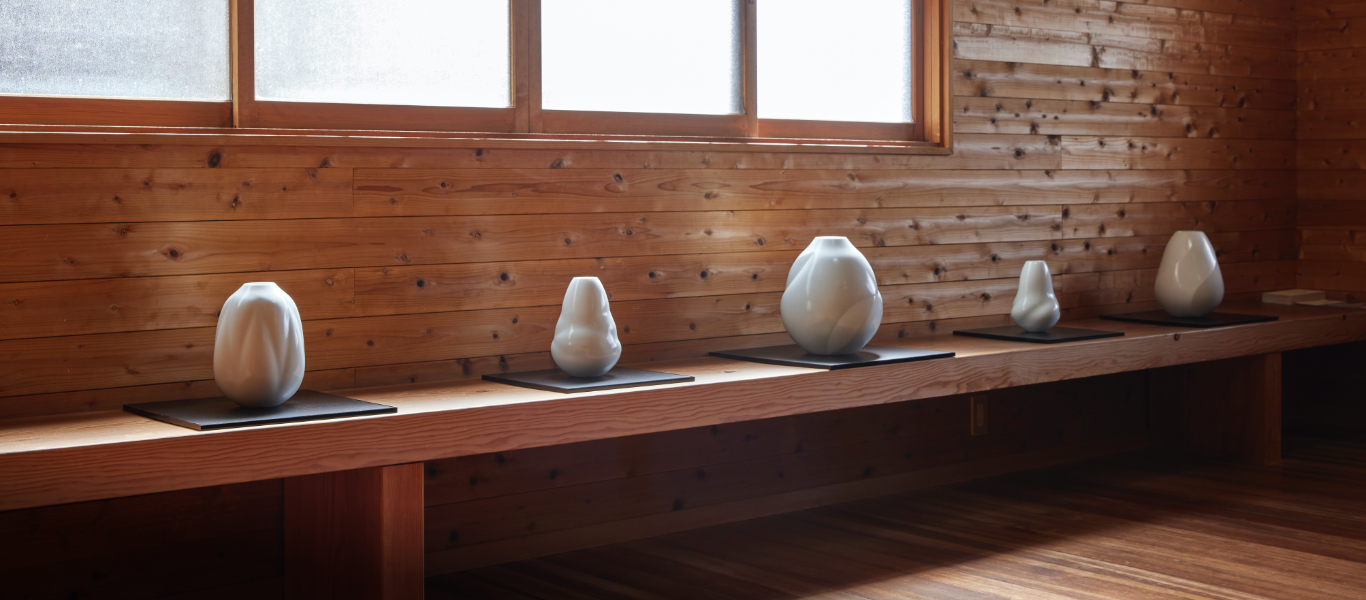 工房に飾られた作品は、自然の光を受け、展覧会とは別の表情を見せている。
