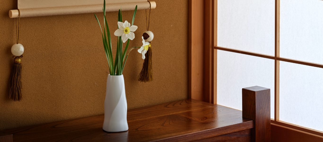 文様のない白磁の花器は季節や花を選ばず、和室にも洋室にも似合う。