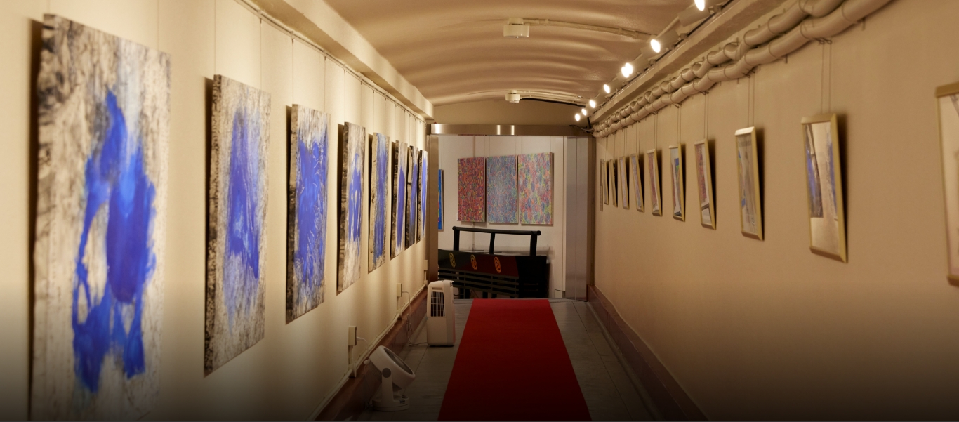 本堂につながる地下の回廊は、主に松井守男作品を展示するギャラリーとなっている。