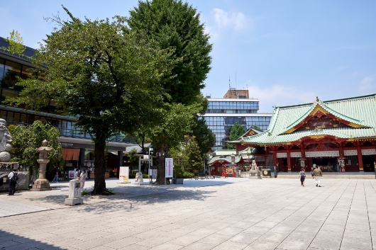 松井守男作品を鑑賞できる場所のひとつが、東京の神田明神。2018年文化交流館EDOCCO開館にあたり、多数の作品が奉納された。