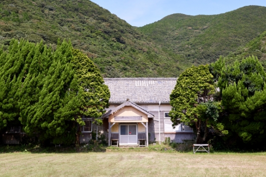 アトリエとして借りていた、旧田ノ浦小学校校舎。校舎内には黒板や図工用の道具などが現役時代のまま残っていた。