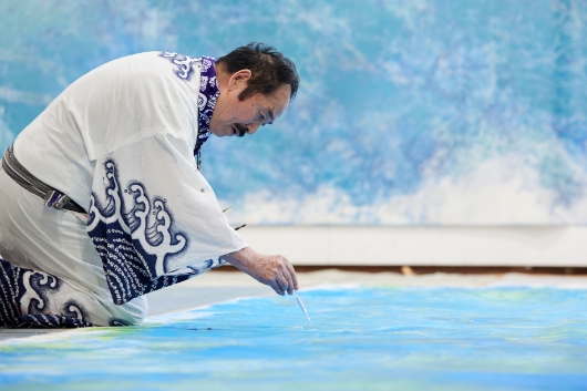 浴衣で制作する理由は、動きやすさと腰痛対策。大作をつくるには腰は大切である。