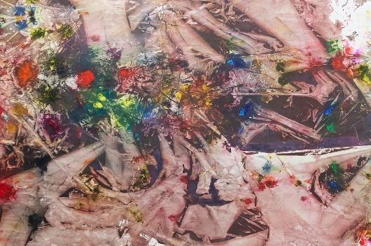 制作中の「春夏秋冬」（一部）。自身には抽象画と具象画の境界がなく、本作には島の花や樹木も描かれている。
