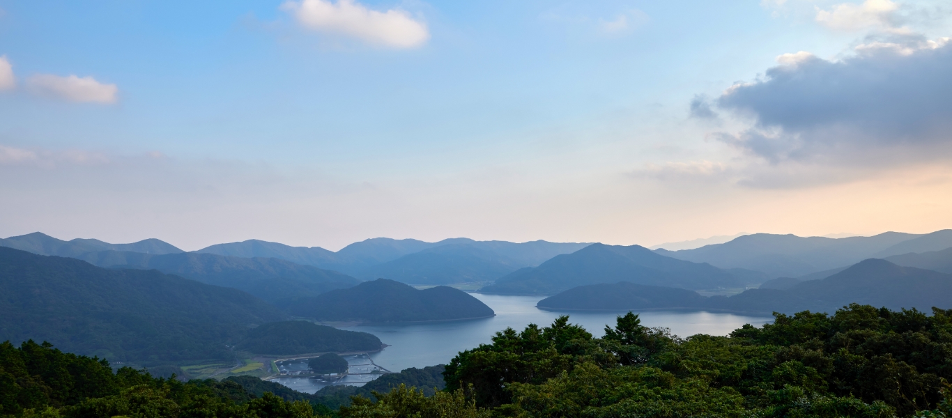 久賀島の折紙展望台からの久賀湾。島の中央部深くに入りこむ湾は、湖のように穏やかである。