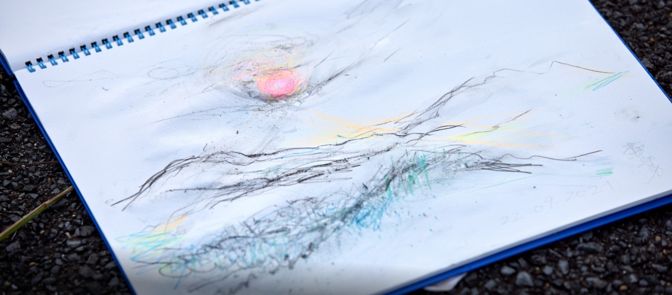 刻々と変化する夕陽を描いている間に、現実と画は一体となり、それに満足したかのように、太陽は沈んだ。