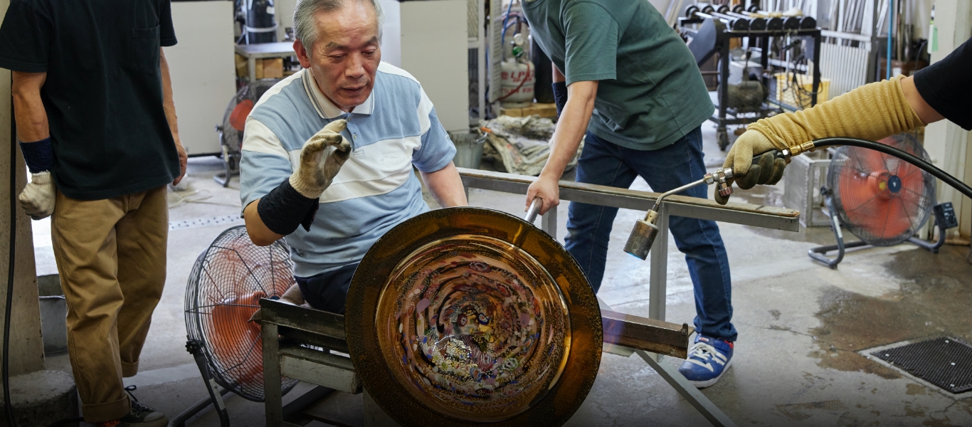 温度が下がり色の違いがわかるように。この時点ではまだ400℃の高温のため、急な温度変化で割れることのないよう徐冷炉に入れ、2日かけて温度を下げる。