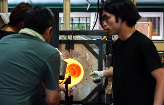 ガラス製造の技術も時代とともに進化しているが、手づくりなだけにその日の温度や湿度に合わせた微妙な調整など先輩の仕事を見て学ぶ部分は多い。