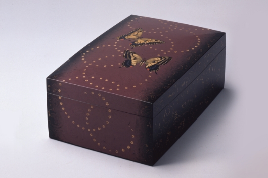 磯井正美 「蒟醤 むらさき 箱」1990年 高松市美術館蔵
              大正期に讃岐漆芸を再興した磯井如真を父とする磯井正美は、蒟醤の技法では従来欠点とされた色の変化を意識的に活かすなど、自由な発想で蒟醤に新風を吹き込んだ。