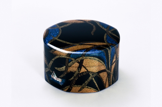 田口善国 「秋野蒔絵八角飾箱」1990年 石川県輪島漆芸美術館蔵
                幼少期から尾形光琳に憧れ、「漆聖」と呼ばれる松田権六に師事した田口善国は、伝統的な技法をもとに現代的な意匠で自然界を表現。本作品では秋草と秋虫の交感を描く。